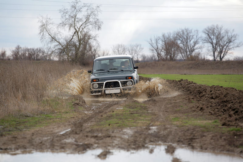 行驶在泥地里的越野车