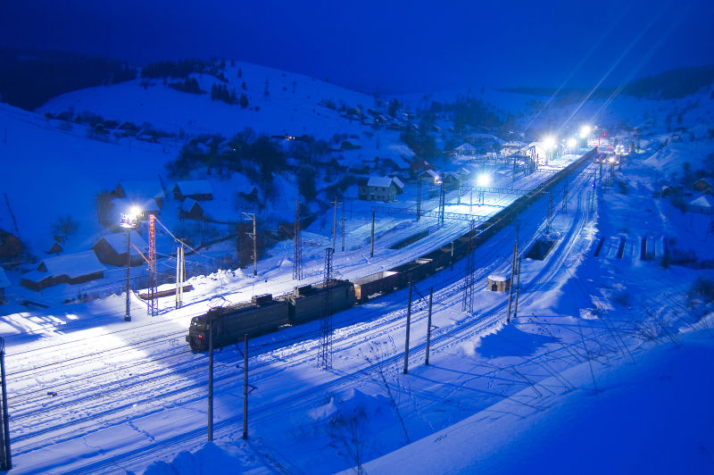 夜晚雪景背景上行驶的火车