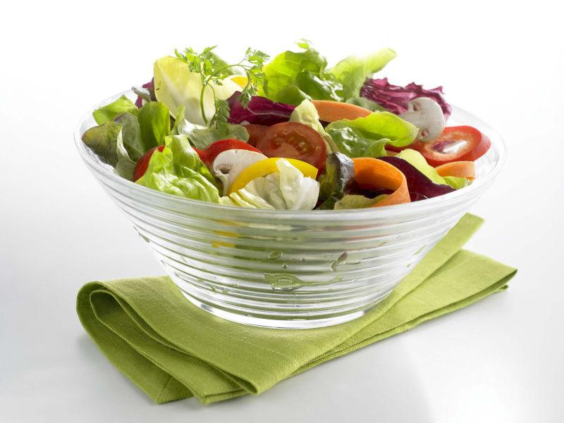 放在绿色纸上的蔬菜沙拉