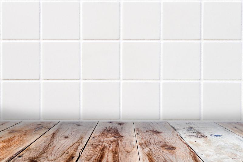 白色镶嵌墙和木地板