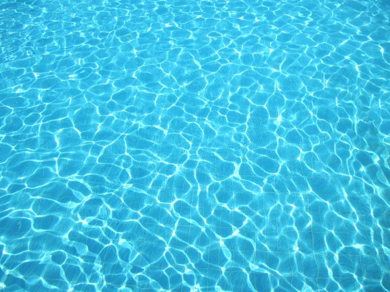 游泳池清蓝水
