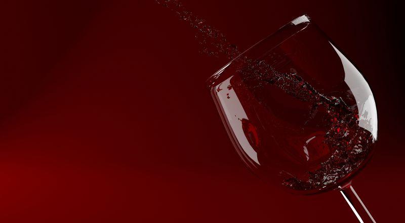 高脚杯里的红葡萄酒
