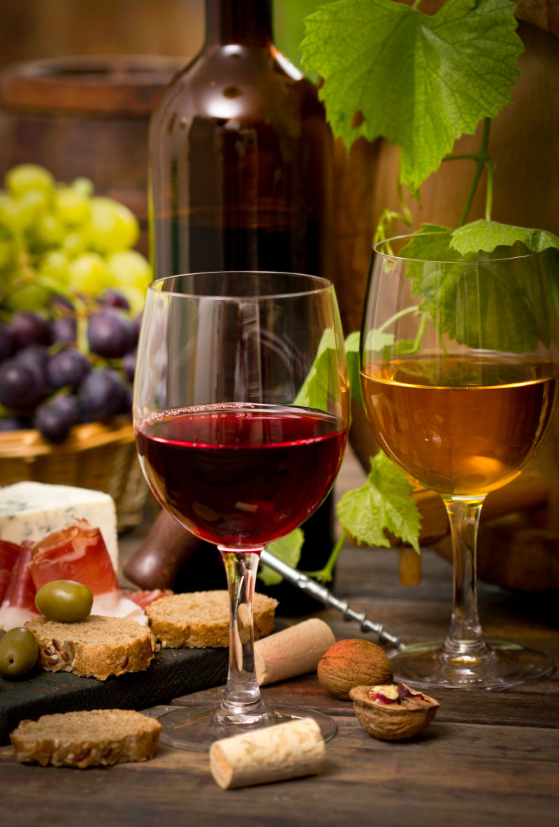 木桌上的葡萄酒与葡萄奶酪