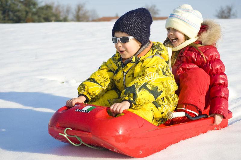 两个小孩在雪中玩耍