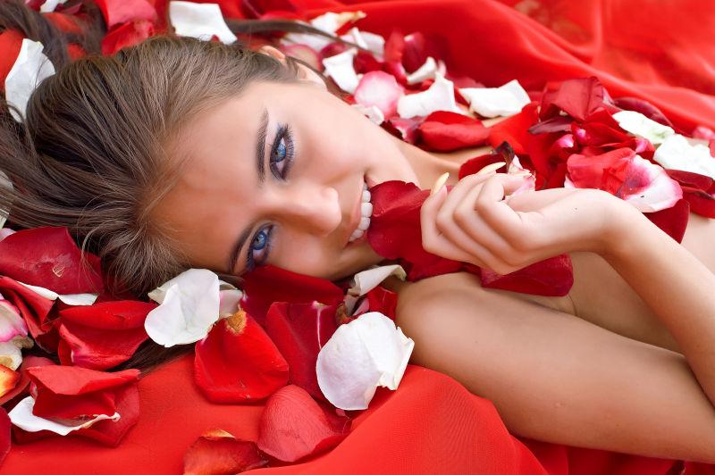 玫瑰花瓣上的性感女人