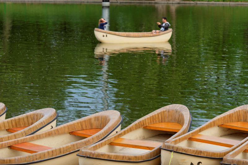 码头上活动的木制独木舟