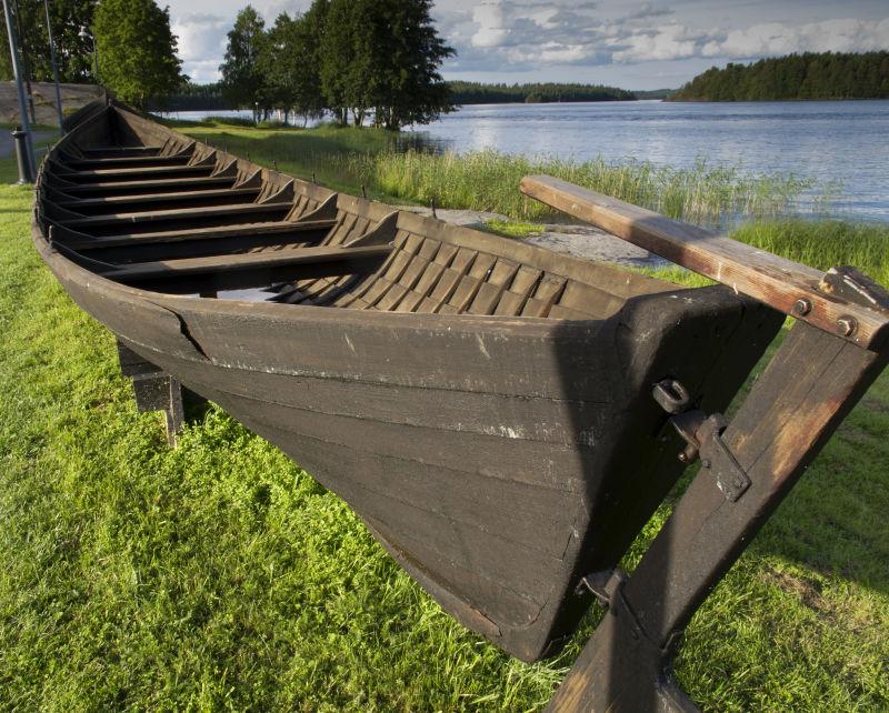 草地上停靠的旧木船