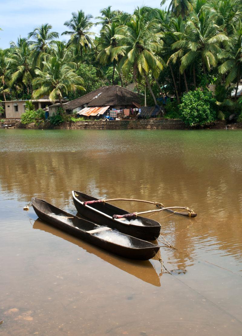 热带河流中的渔船