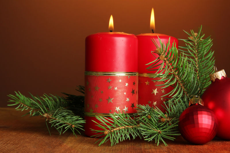 圣诞节红蜡烛与银冷杉装饰