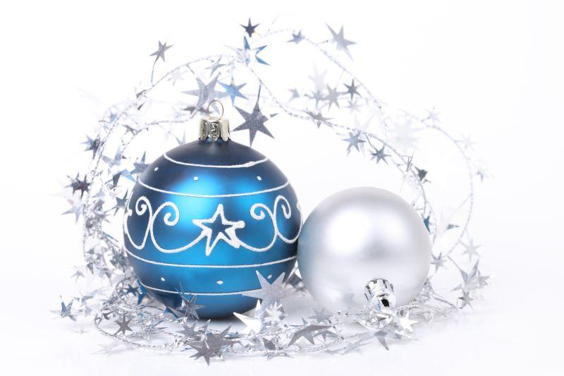白色背景上白色和蓝色的圣诞装饰球