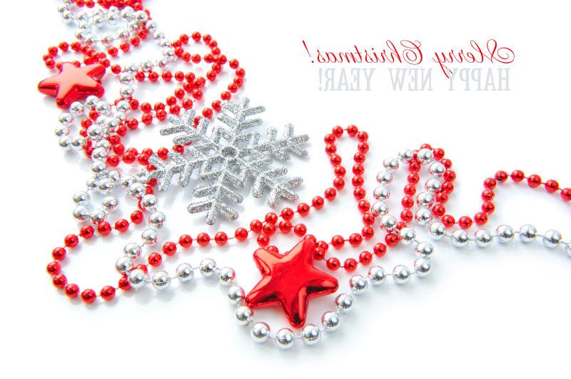 白色背景下红色和银色的圣诞节串珠形装饰品