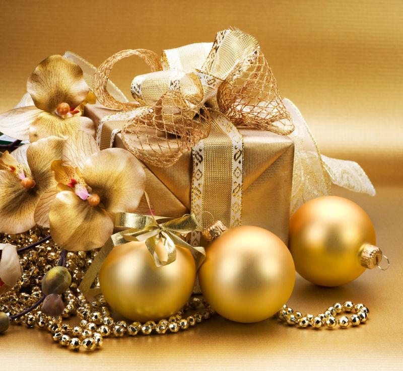 金圣诞球和金色礼物盒