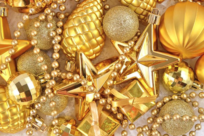 金色的星型和球形圣诞装饰品