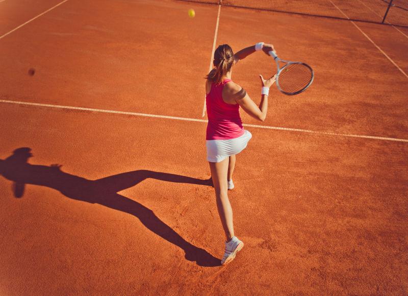 正在打网球的女人