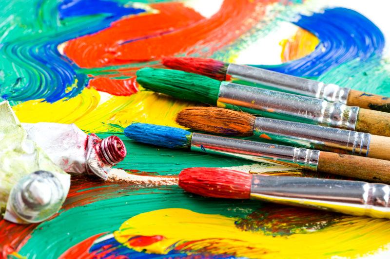 彩色的画笔和五彩颜料