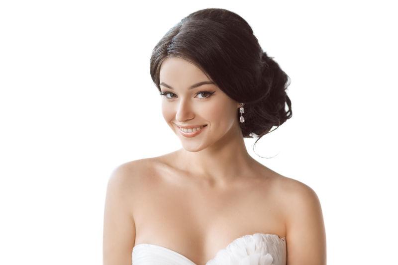 白色背景下年轻美貌新娘的肖像