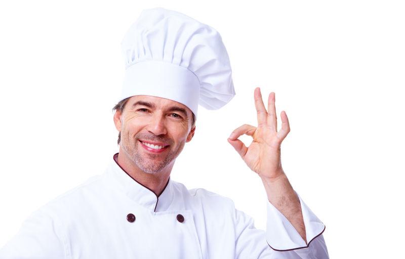 微笑的厨师在白色背景下隔离
