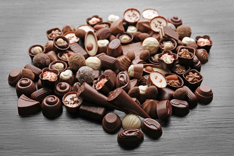 木制背景下的美味的巧克力糖果