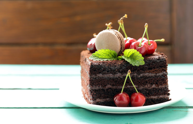 巧克力蛋糕配樱桃马卡龙