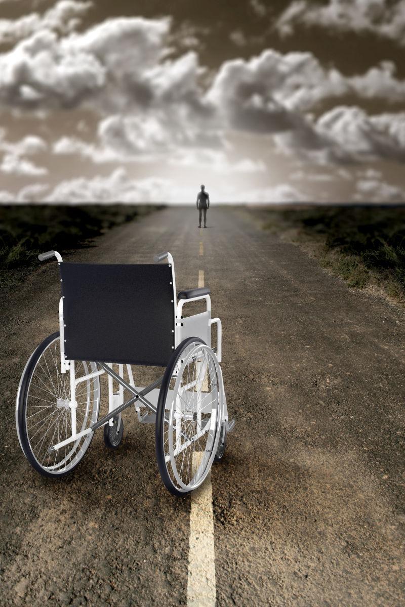 男人抛弃轮椅开始走路