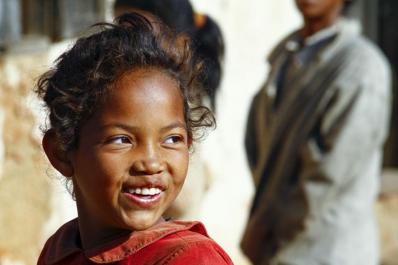 微笑非洲贫穷女孩