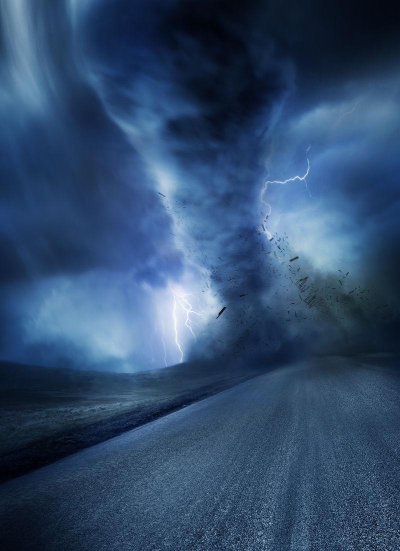 公路背景中强大的龙卷风和闪电