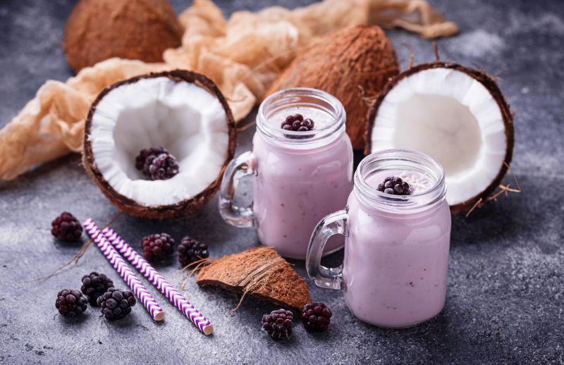 健康的素食冰激凌配黑莓和椰子奶
