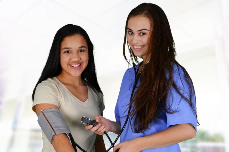 护士为病人测量血压