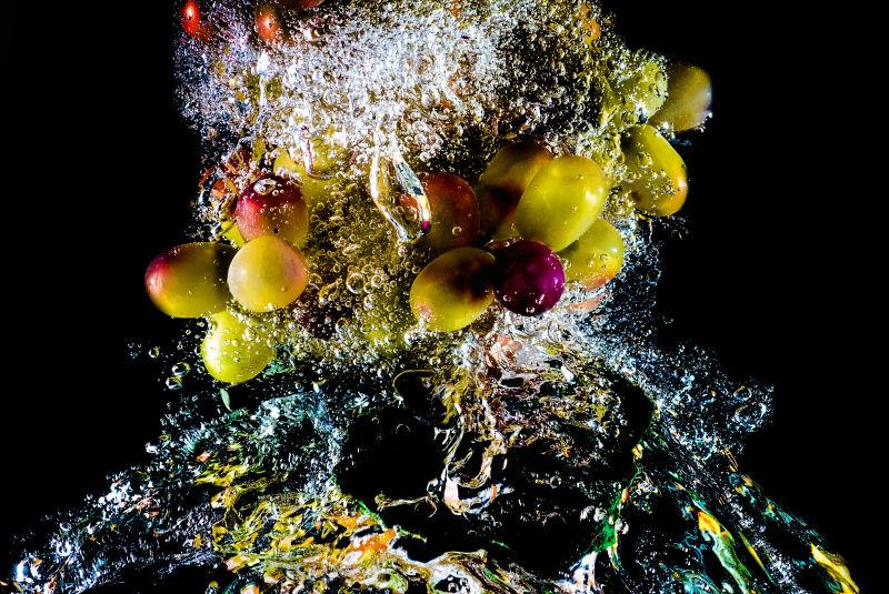 抽象葡萄水果在水中