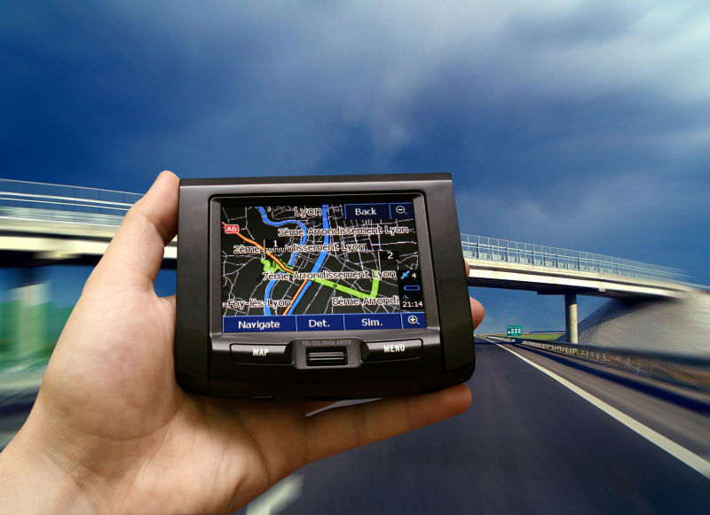 手中的汽车GPS导航系统
