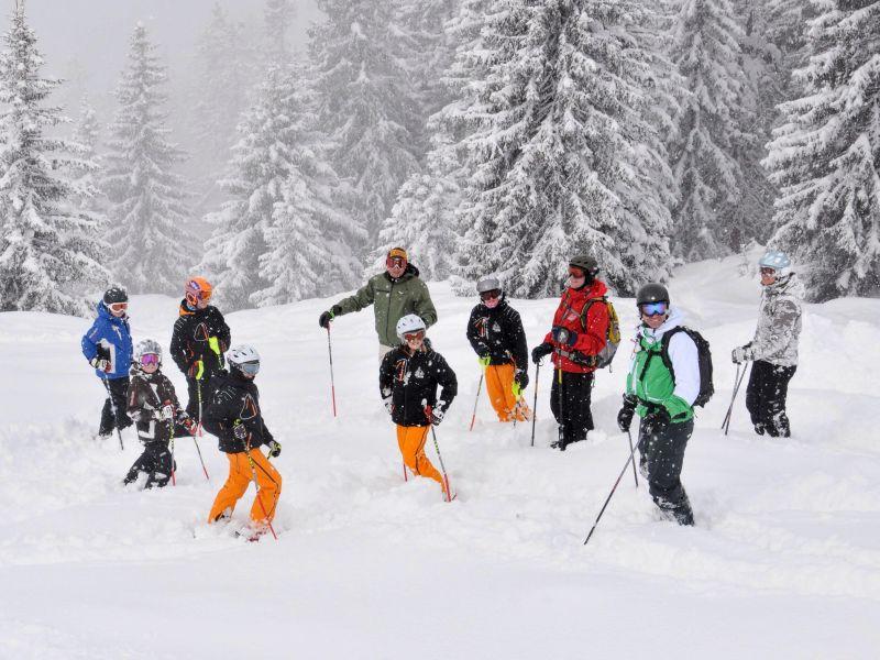雪地里一群孩子正在滑雪