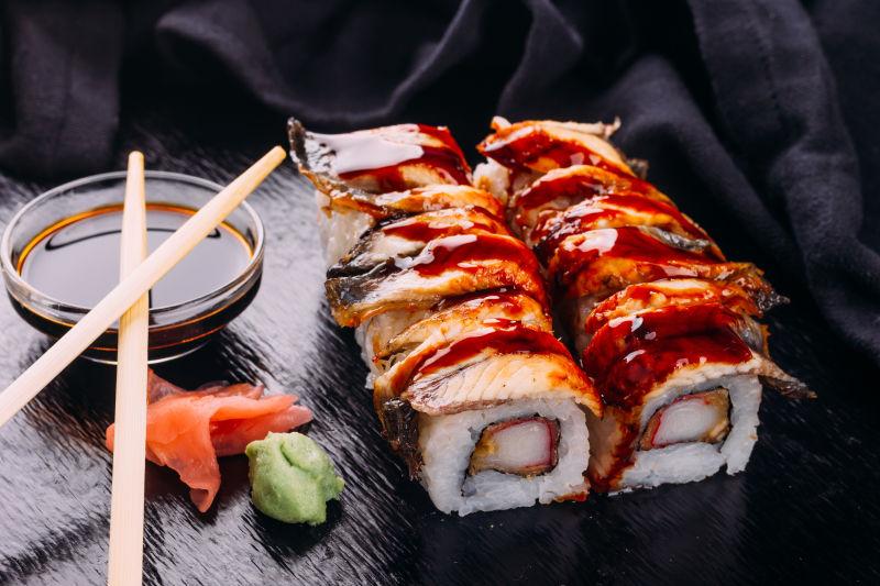 桌子上美味的日本寿司料理
