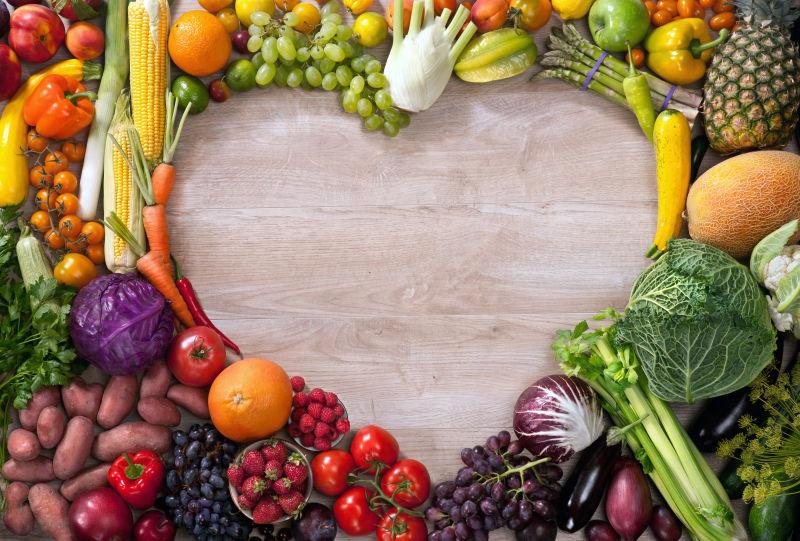 不同种类蔬菜水果拼成的心形