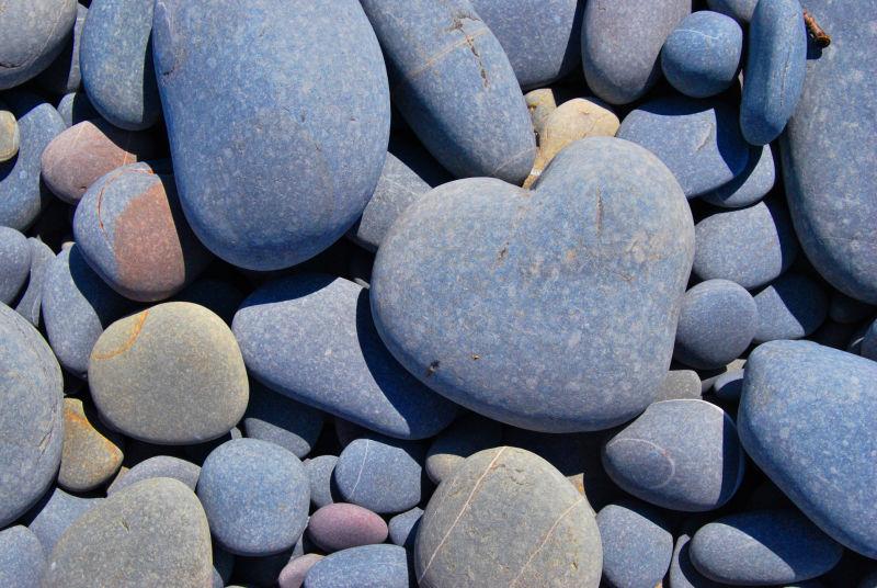 石头堆里的心形石头
