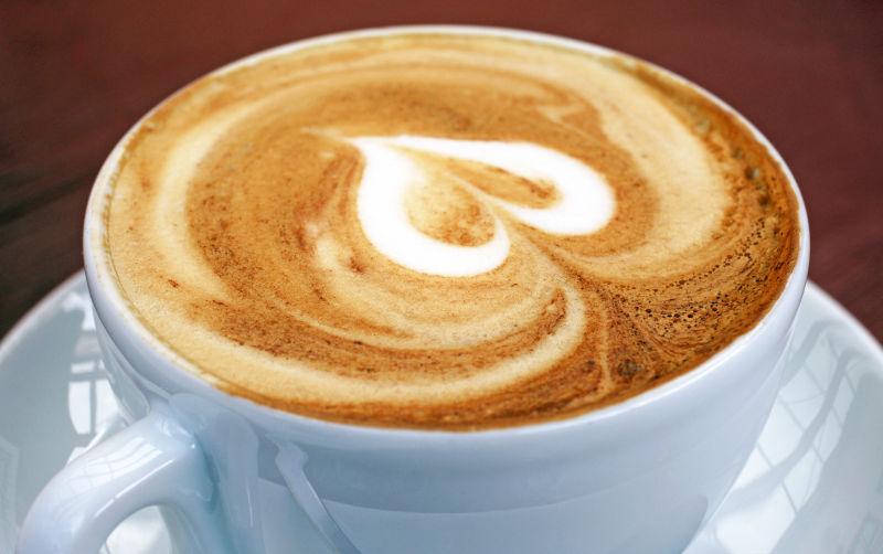 咖啡表面形成的心形