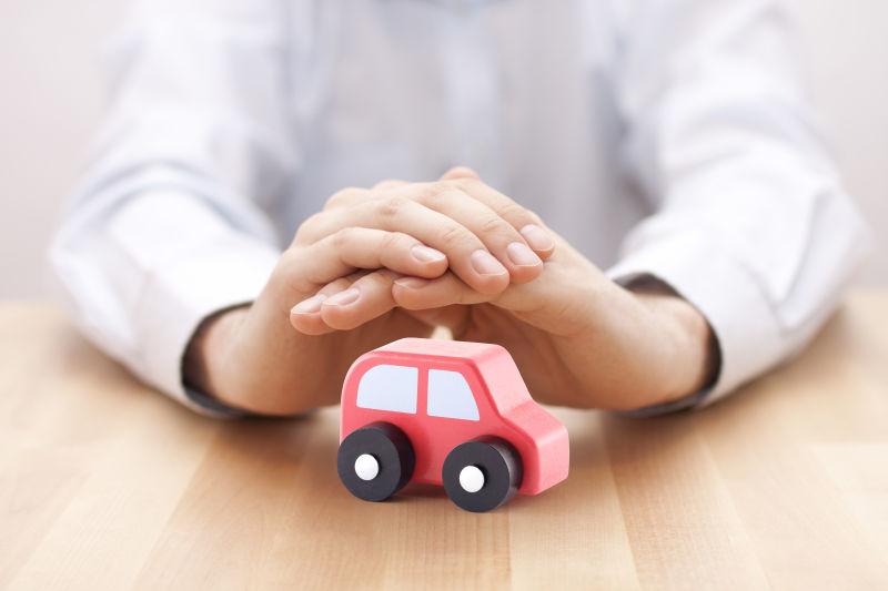 手保护小车汽车保险概念