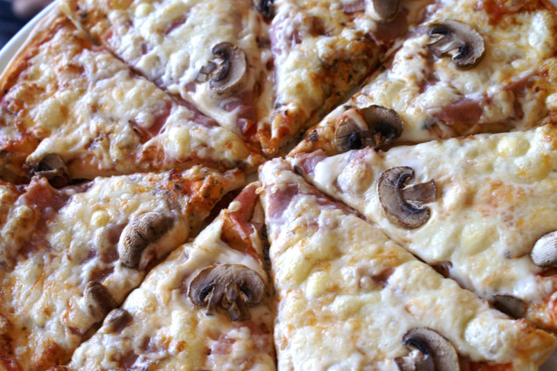 盘中美味的意大利蘑菇披萨