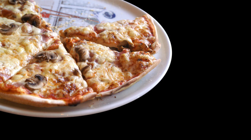 黑色背景下盘中的意大利披萨