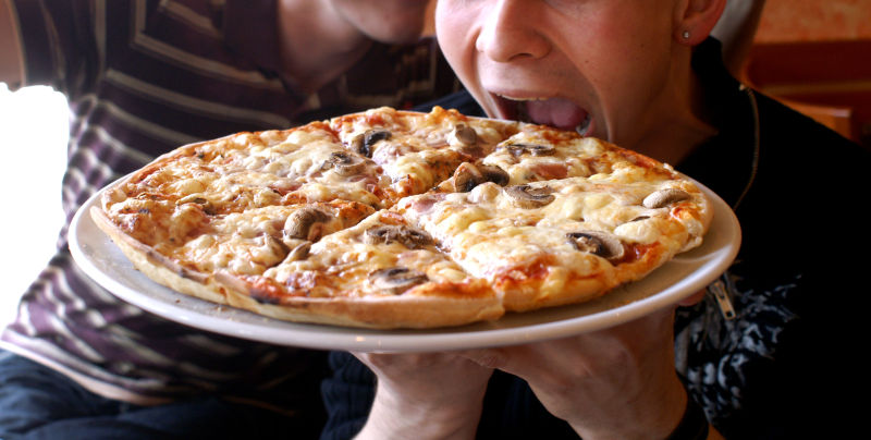白色盘中美味的意大利披萨