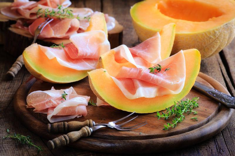 意大利木制火腿配上新鲜的甜瓜