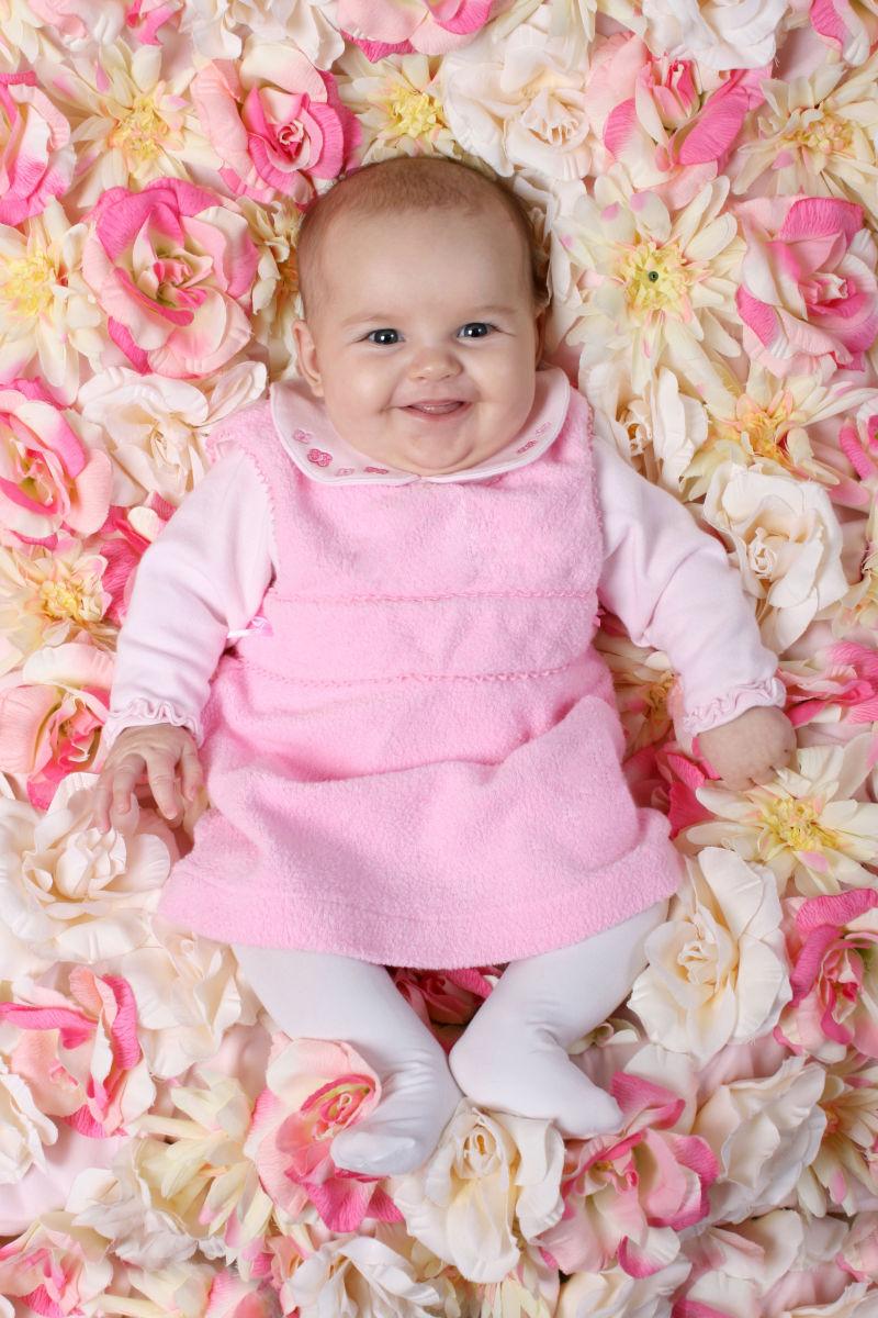 花中穿着粉色衣服的婴儿