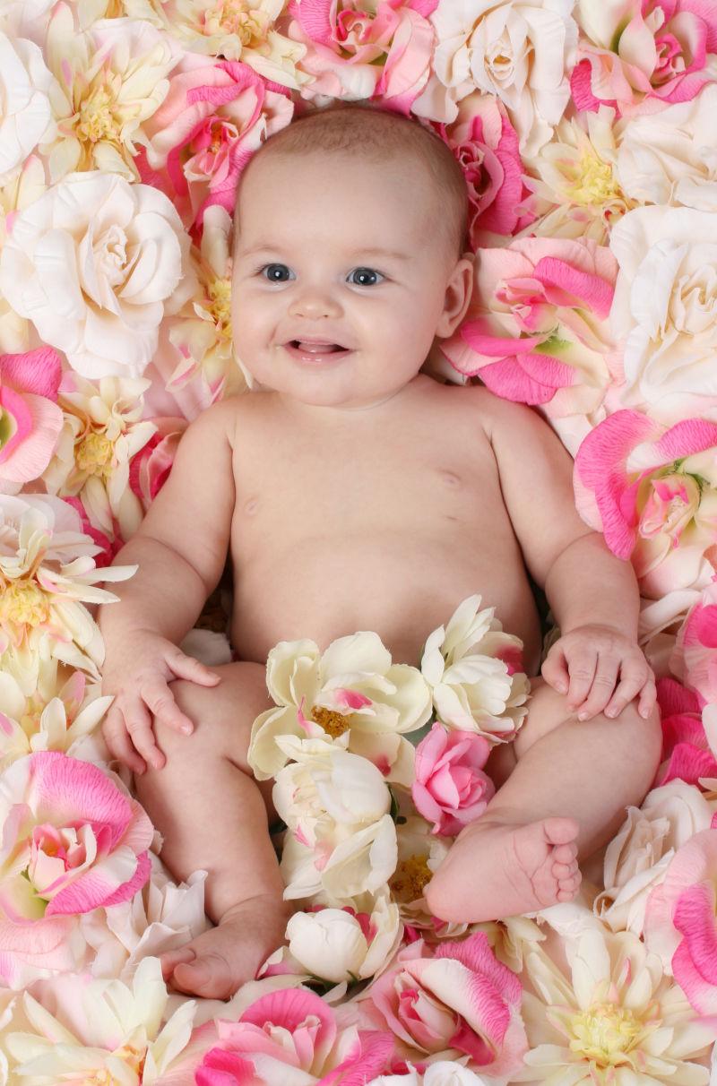 花中微笑的婴儿