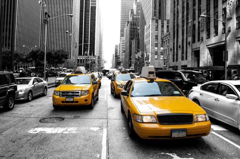 黑白背景中的黄色出租车
