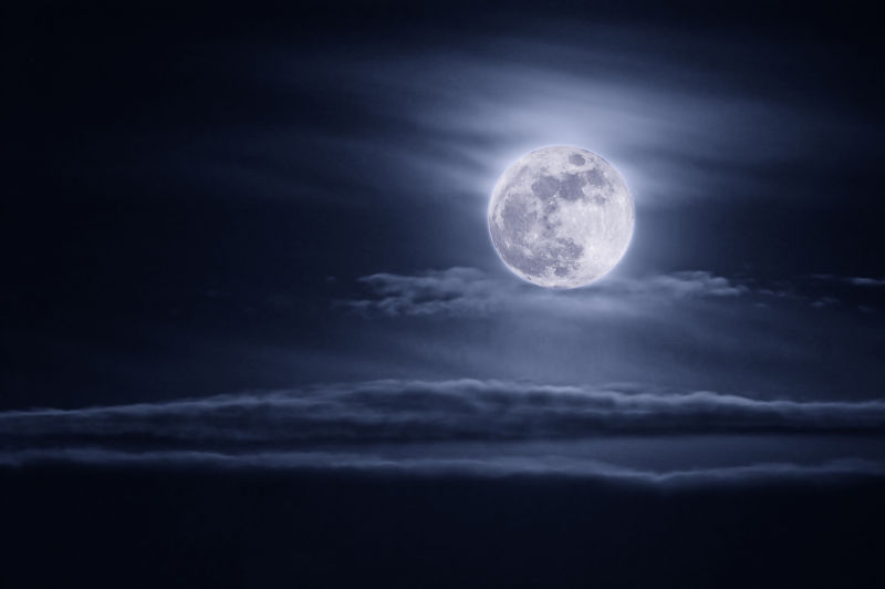 夜空中美丽的圆月