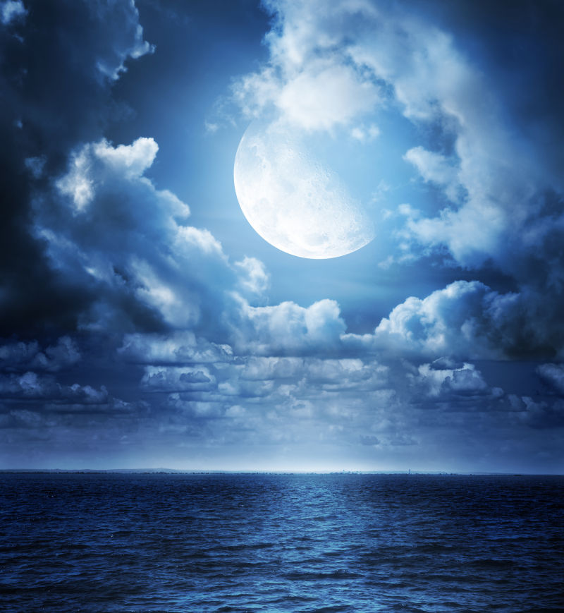 夜晚湖面上美丽的月亮