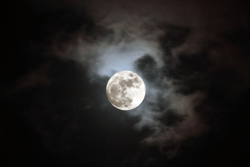 夜晚天空上美丽的圆月