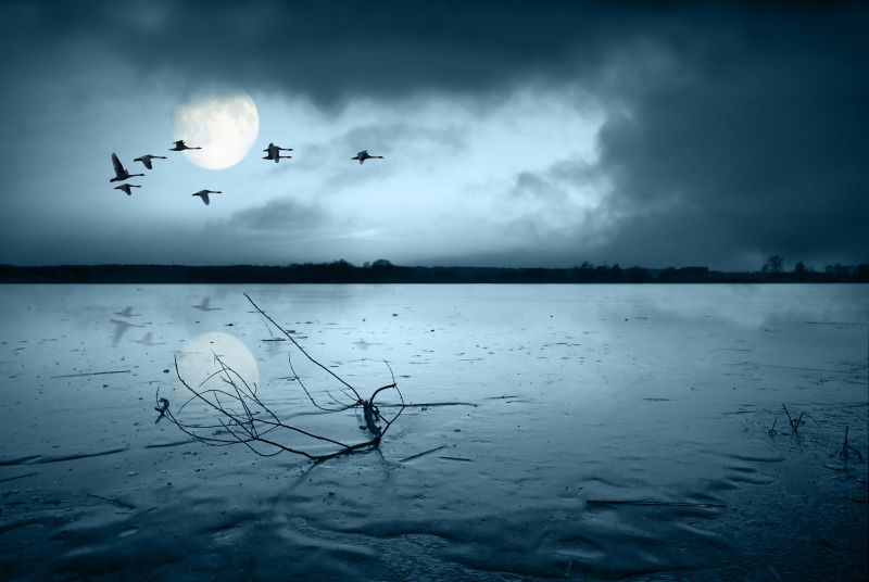 夜晚月亮下冰封的湖面