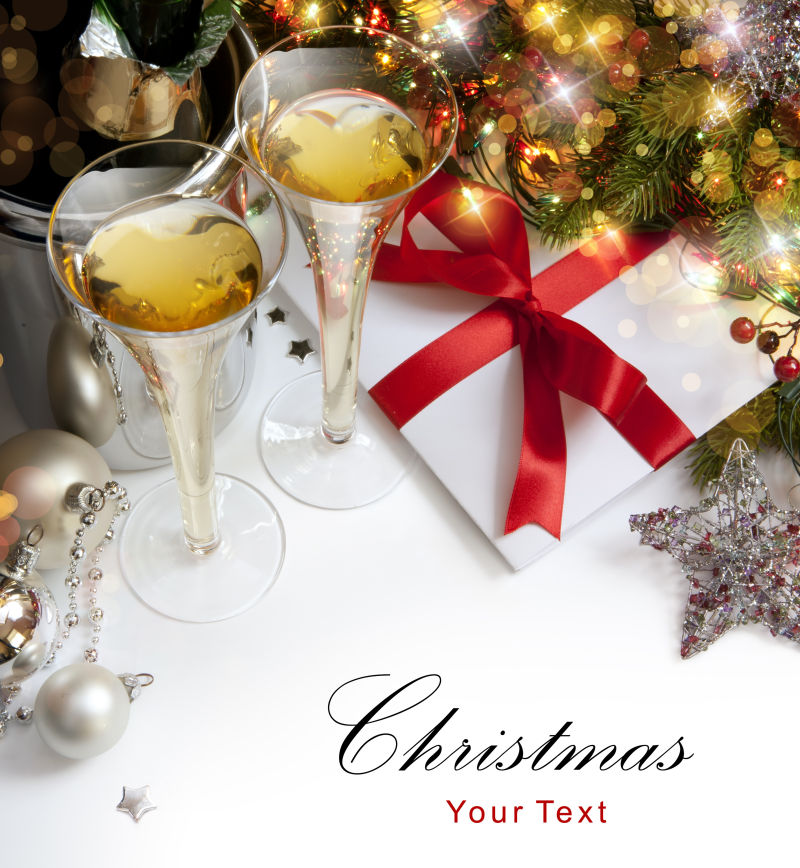 圣诞树下倒着香槟酒的杯子
