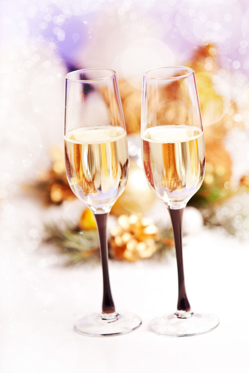 圣诞节庆祝的两杯香槟酒