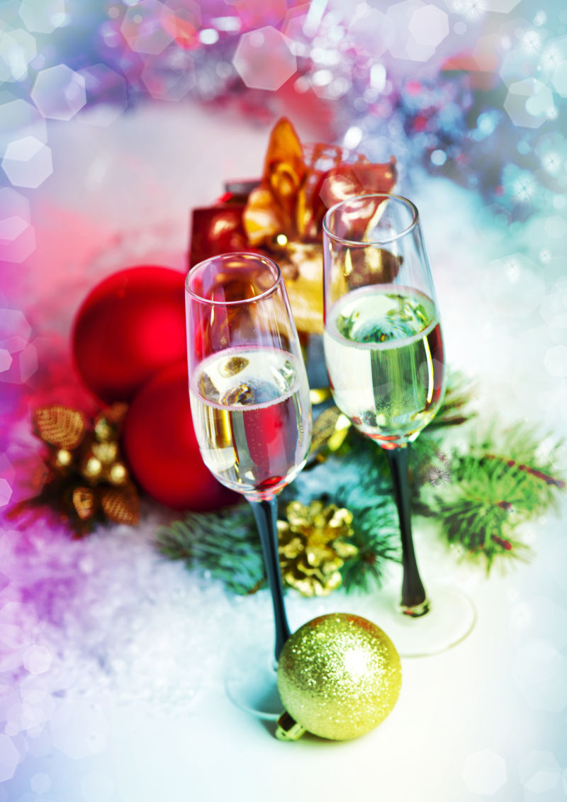 新年圣诞背景下的两杯香槟酒